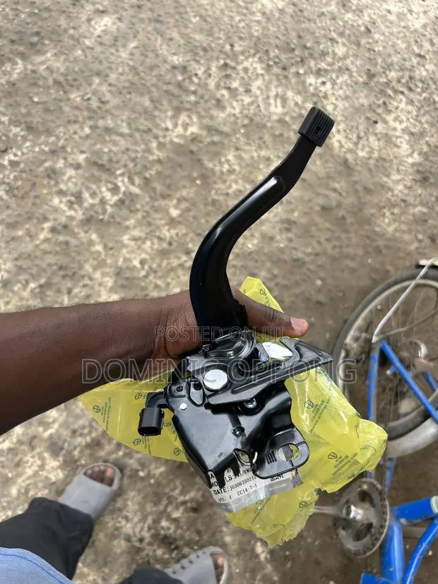 Honda CRV 2017-2022 Bonnet Lock · Photo 1