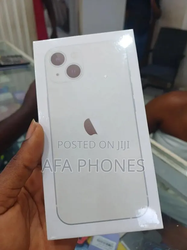 New Apple iPhone 13 128 GB Silver · Photo 1