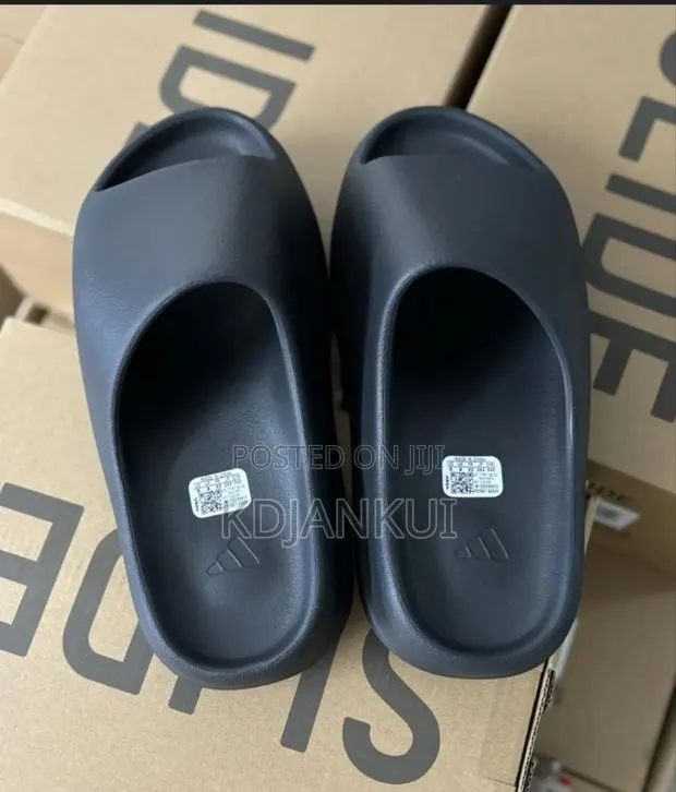 Yeezy Slides · Photo 5
