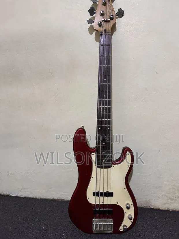 Fender Bass Guitar · Photo 1