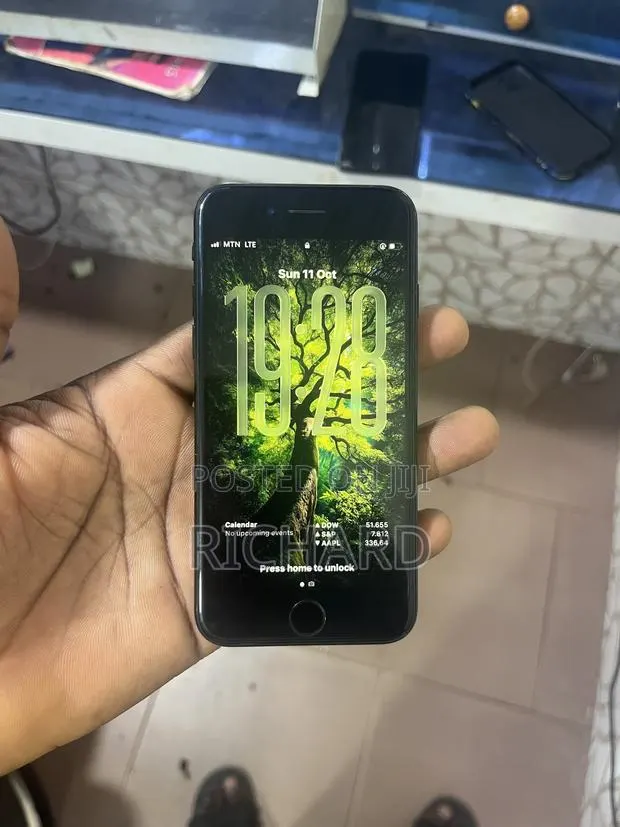 Apple iPhone SE (2020) 64 GB Black · Photo 1