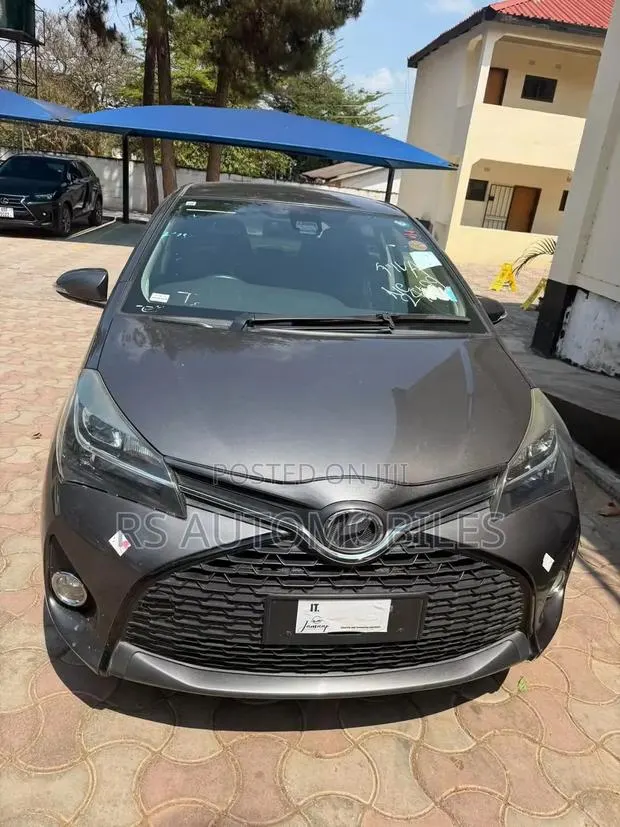 Toyota Vitz 2015 Gray · Photo 1