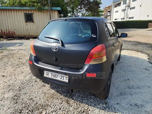 Toyota Vitz 1.3 AWD 3dr 2010 Black · Photo 1