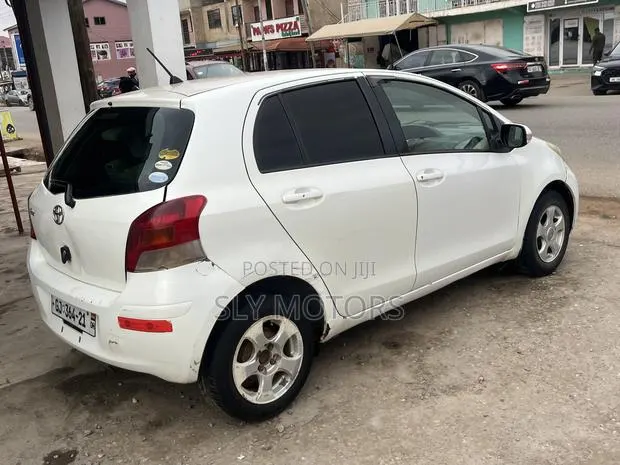 Toyota Vitz 1.3 AWD 3dr 2010 White · Photo 1