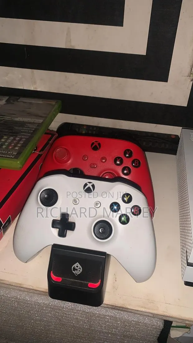 Xbox One S 1TB White - 2 Controllers + FC 26 & Mortal Kombat · Photo 1