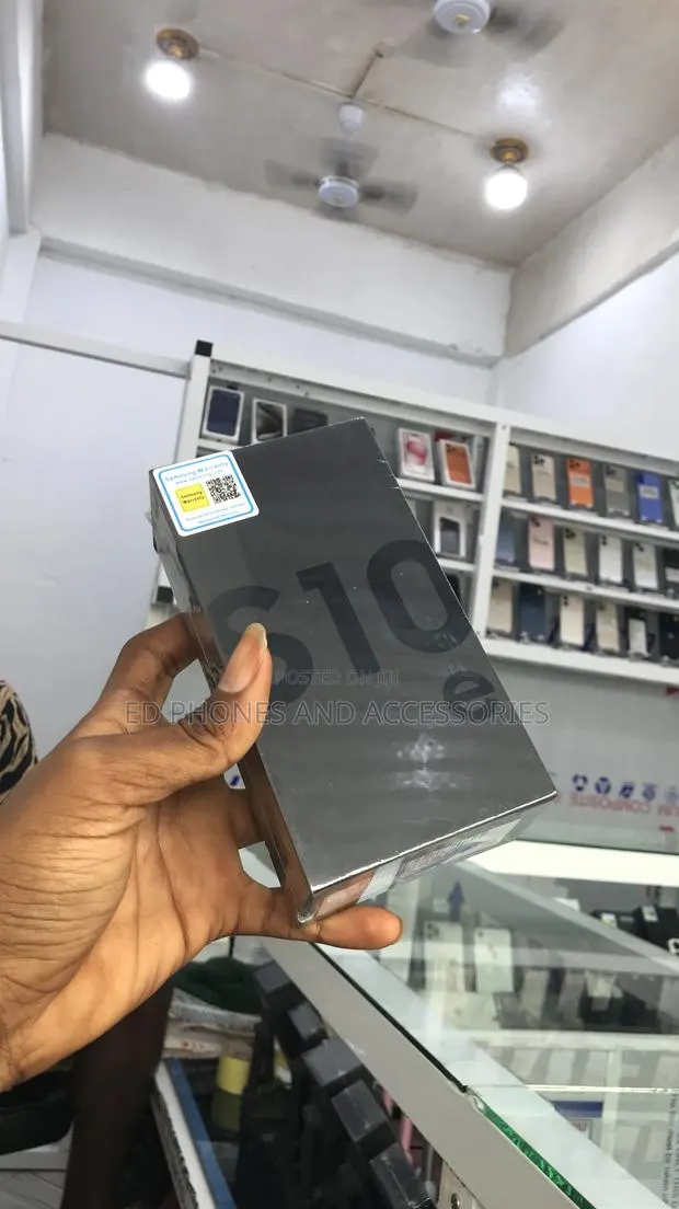 New Samsung Galaxy S10e 128 GB Black · Photo 1