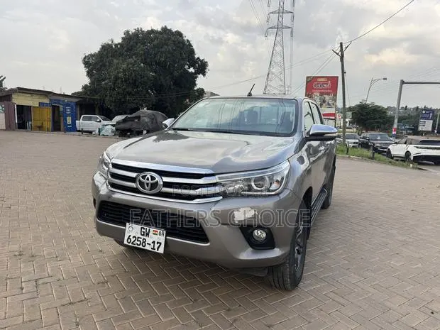 Toyota Hilux SR5 4x4 2017 Gray · Photo 1