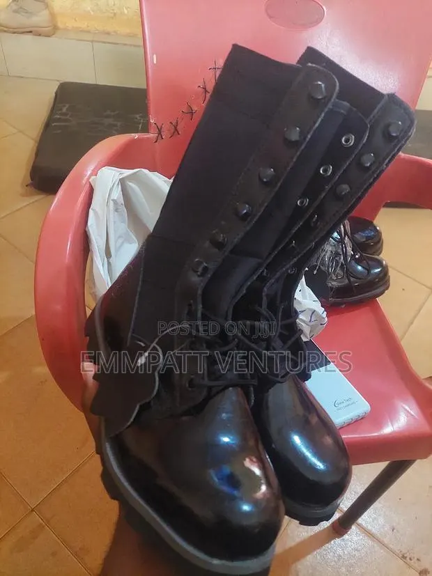 Armstrong Mirror Boot · Photo 1
