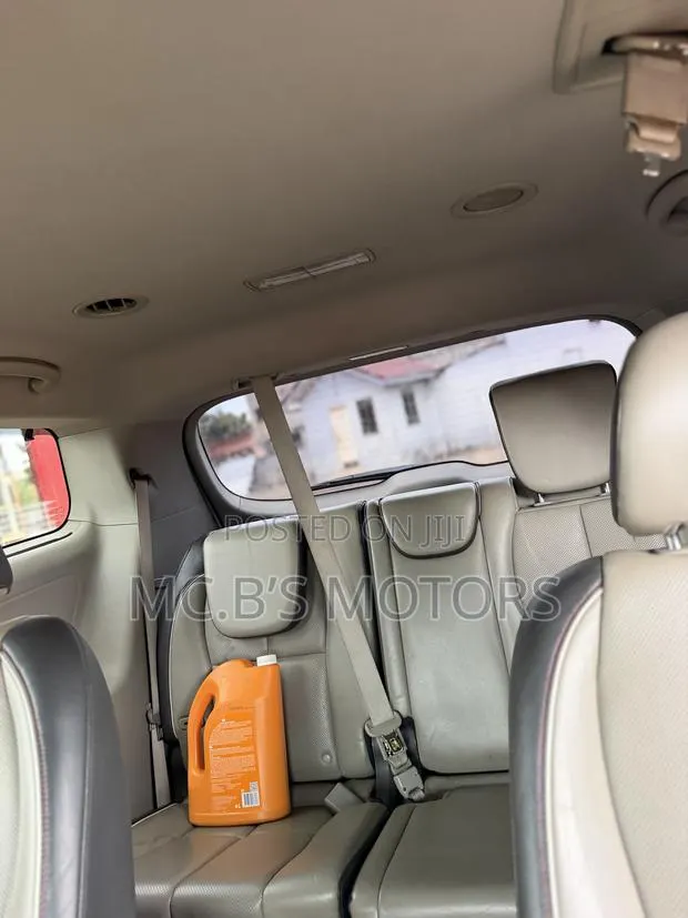 Kia Sedona 2018 White · Photo 1