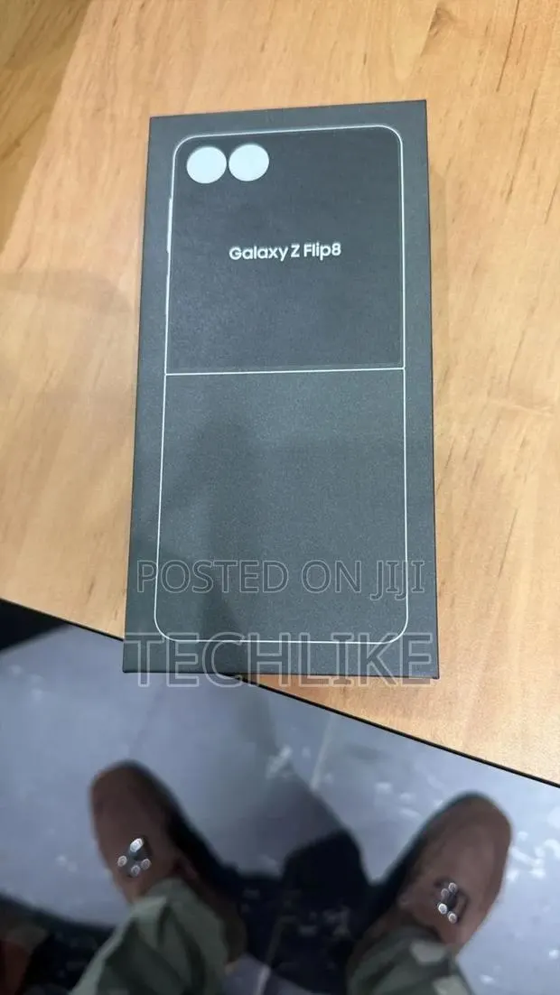New Samsung Galaxy Z Flip8 256 GB Black · Photo 1