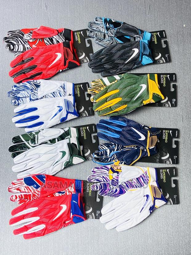 Original Rugby Player Gloves at Cool Price · Photo 1