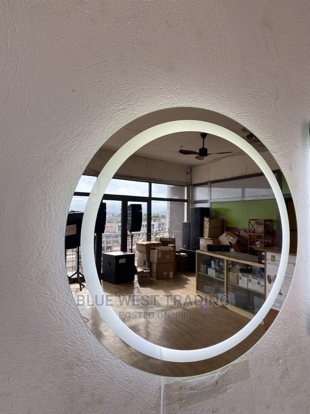 Mirror With LED Feature · Photo 4