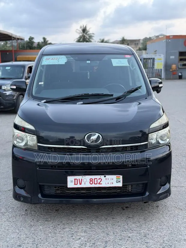 Toyota Voxy V 4WD 7-Seater 2010 Black · Photo 1