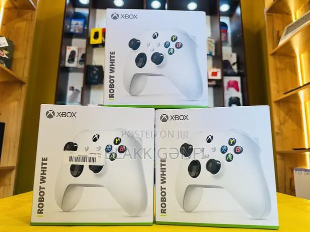 Xbox Series X/S Robot White Controllers · Photo 1