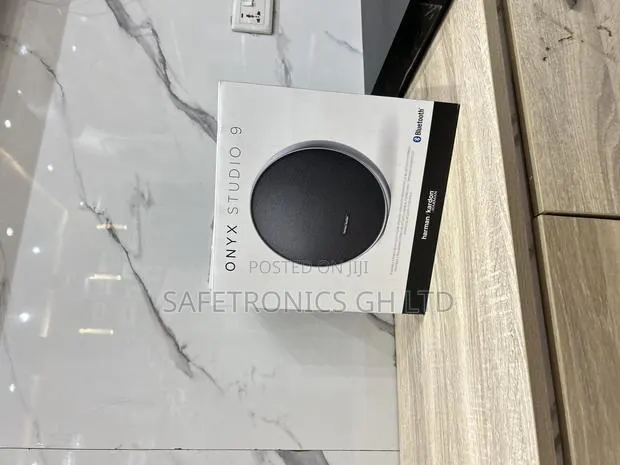 Ultra Modern (Black) Onyx Studio 9 (Nine) Harman Kardon Speaker · Photo 1