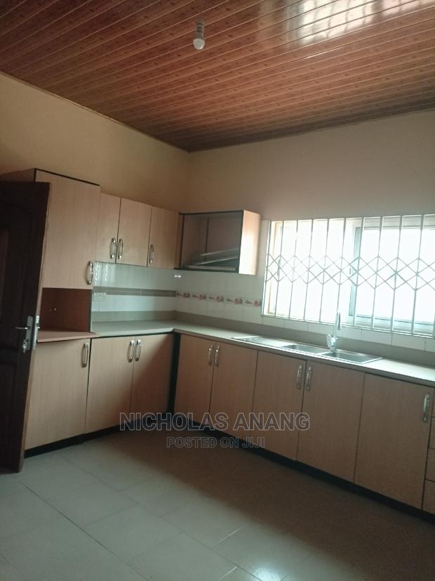 4bdrm House in The Dorns Properties, New Town for rent · Photo 8