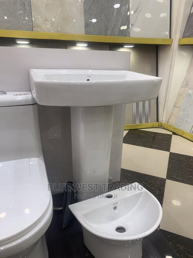 Basin and Stand · Photo 1