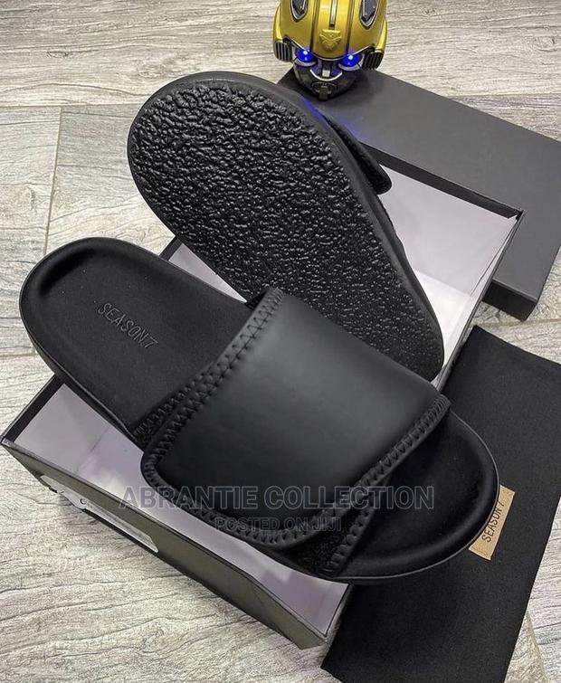Adidas Season 7 Slippers · Photo 1