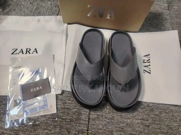 The Image Displays a Pair of Gray Platform Thong Sandals · Photo 1