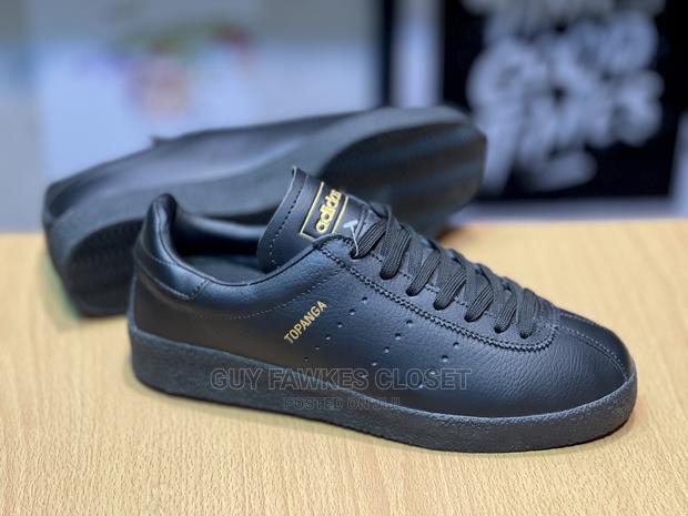 Adidas Topanga Triple Black · Photo 2