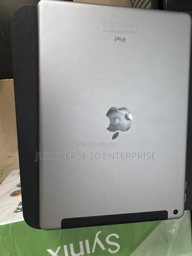 Apple iPad 9.7 32 GB Gray · Photo 1