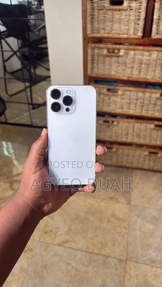 Apple iPhone 16 Pro Max 256 GB White · Photo 1