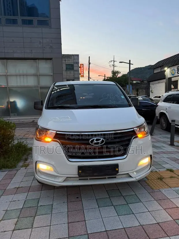 Hyundai Starex 2019 White · Photo 1
