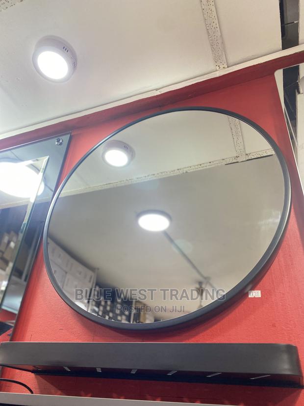 Plastic Edge Round Mirror - Stylish Mirror · Photo 1