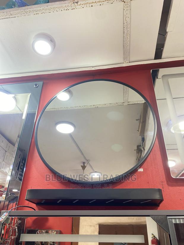 Plastic Edge Round Mirror - Stylish Mirror · Photo 2
