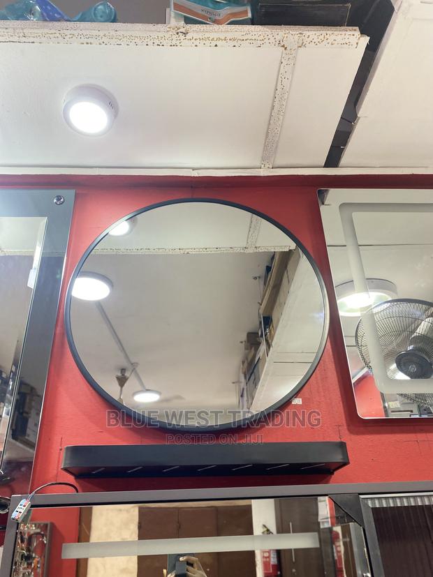 Plastic Edge Round Mirror - Stylish Mirror · Photo 3