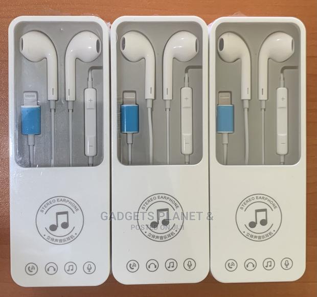 Apple Earpods With Bluetooth Lightening Connector Earphone · Photo 1