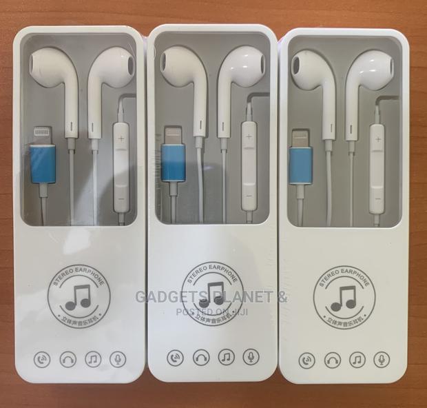 Apple Earpods With Bluetooth Lightening Connector Earphone · Photo 2