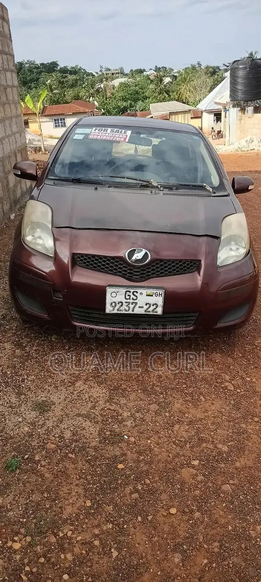 Toyota Vitz 1.3 FWD 5dr 2010 Brown · Photo 1
