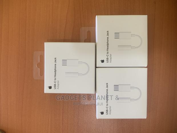USB-C to 3.5 Mm Headphone Jack Adapter - Apple · Photo 3
