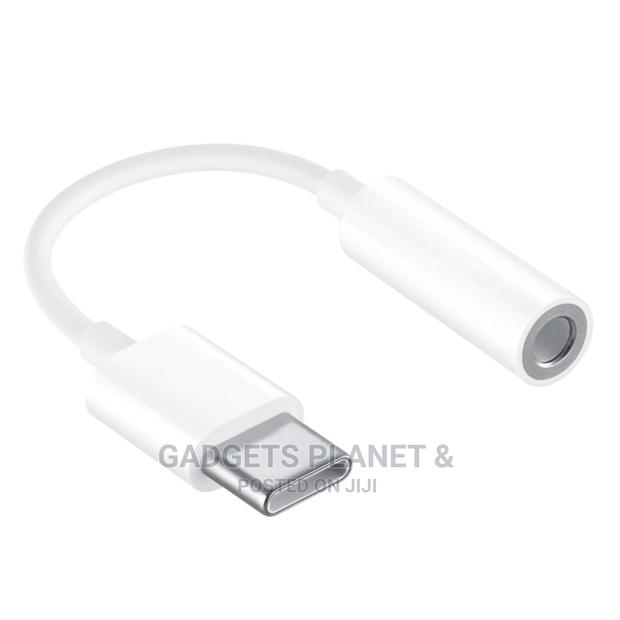 USB-C to 3.5 Mm Headphone Jack Adapter - Apple · Photo 1