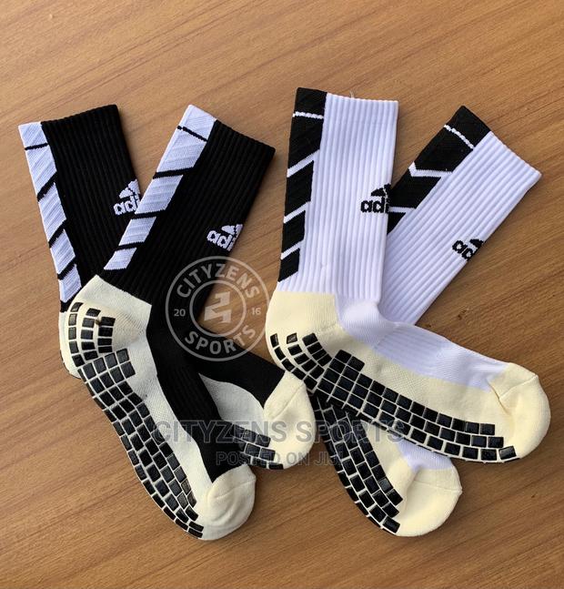 Adidas Brack and White Grip Socks · Photo 2