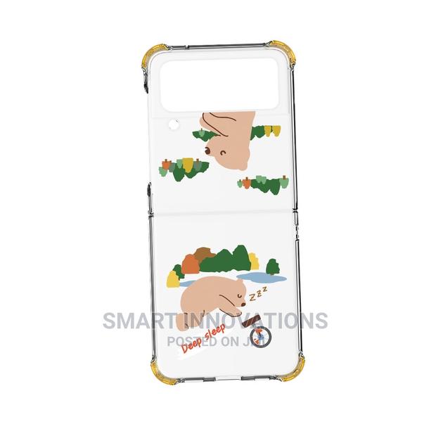 Galaxy Z Flip 4 UX Cover · Photo 3