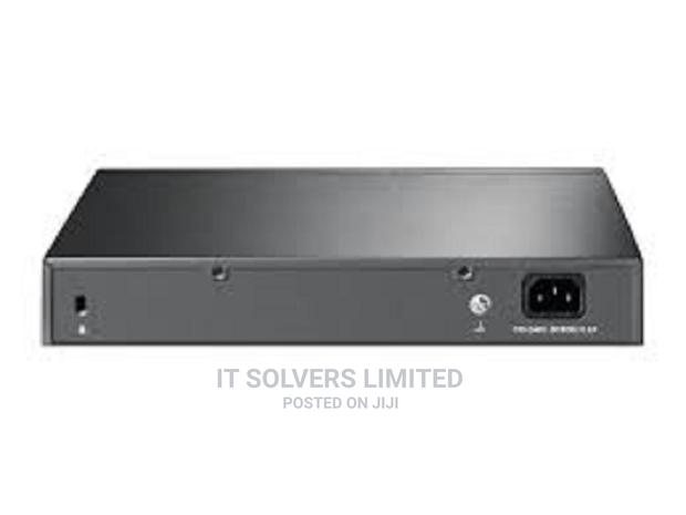 TP-LINK TL-SF1024D 24 Port Desktop Switch · Photo 3