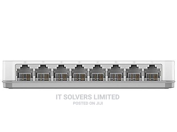 D-Link 8 Port Switch · Photo 3