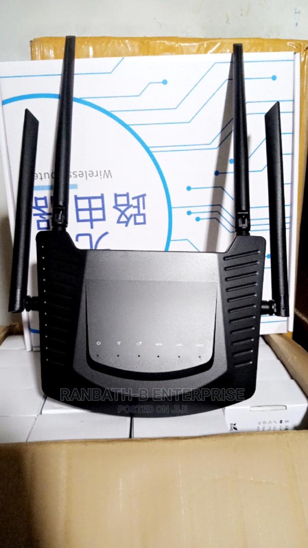 Universal 4G LTE Wireless Router · Photo 1