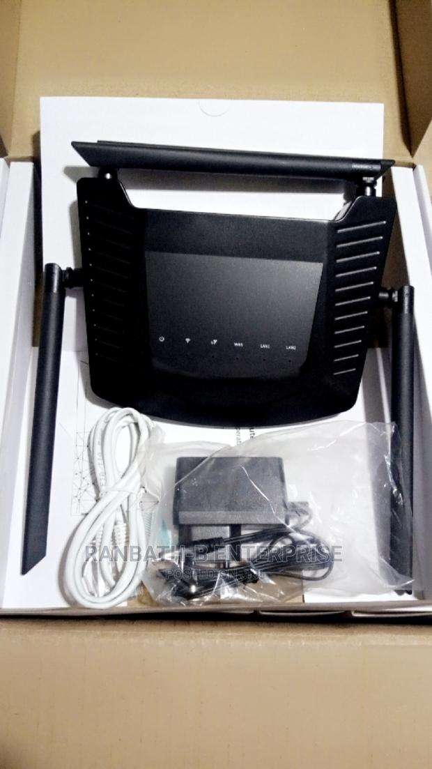 Universal 4G LTE Wireless Router · Photo 2