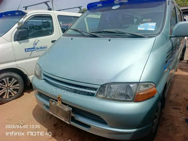 Toyota HiAce 1999 Silver · Photo 1