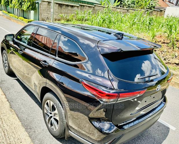 Toyota Highlander XLE 2022 Black · Photo 2