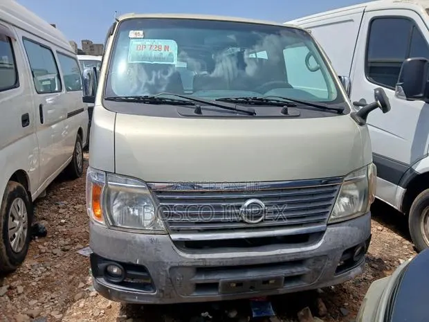 Nissan Caravan (Urvan) 2010 · Photo 1