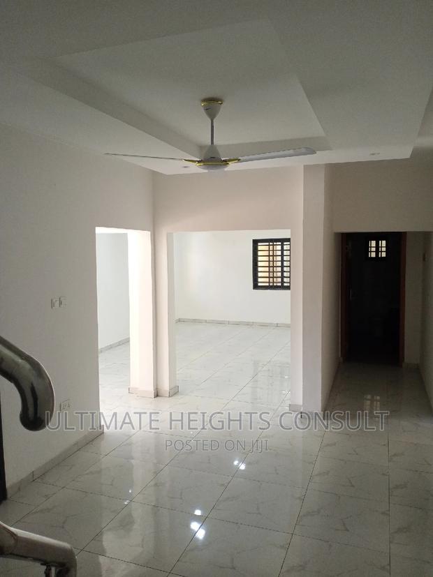 4bdrm Townhouse/Terrace in Achimota Mile 7 for Sale · Photo 8