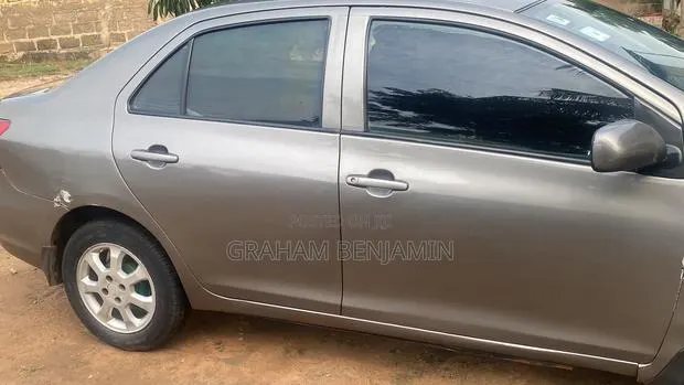 Toyota Yaris Base Sedan 4dr 2010 Gray · Photo 1