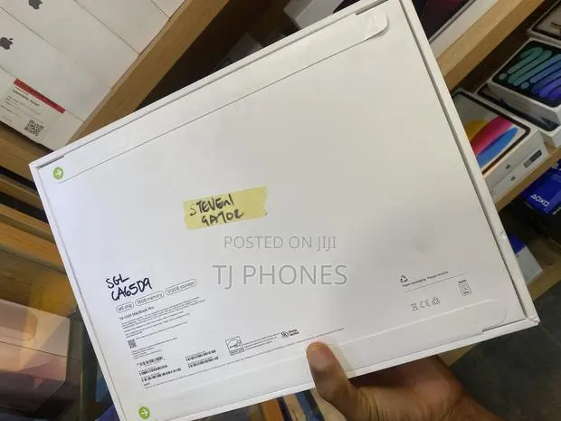 New Laptop Apple MacBook Pro 2025 M5 14-inch 16GB SSD 512GB · Photo 1