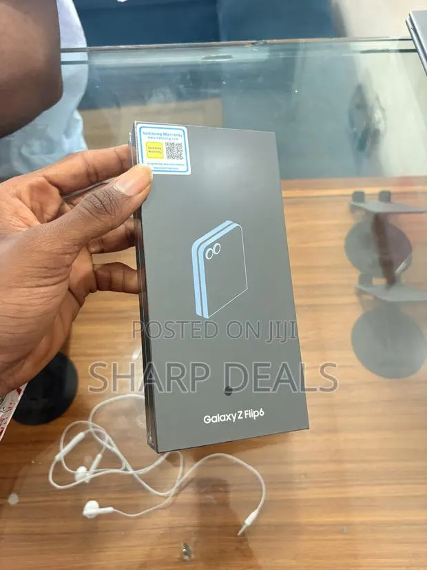 New Samsung Galaxy Z Flip6 256 GB Blue · Photo 1