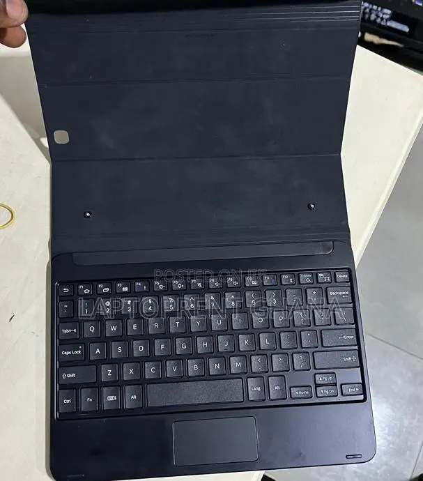 Universal Tablet Case With Bluetooth Keyboard · Photo 1