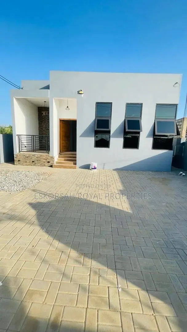 3bdrm House in Odumase, Police Station for sale · Photo 2